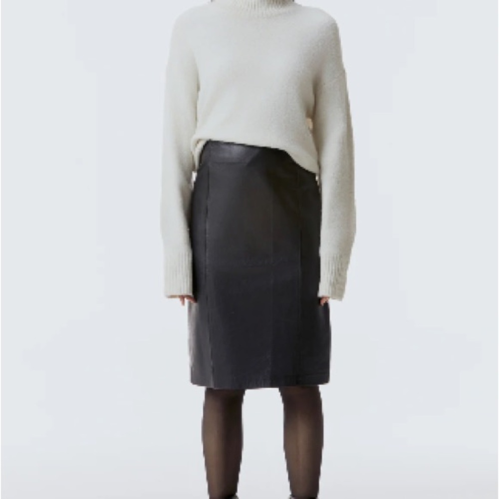 Danier Black 100% Leather Pencil Skirt - size 4